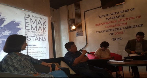 Diskusi bertajuk the power of emak-emak: srikandi-srikandi di lingkaran istana di diskusi kopi jalan raya halimun Jakarta Pusat, Minggu, (22/7/2018). Foto: Istimewa  for jpnn