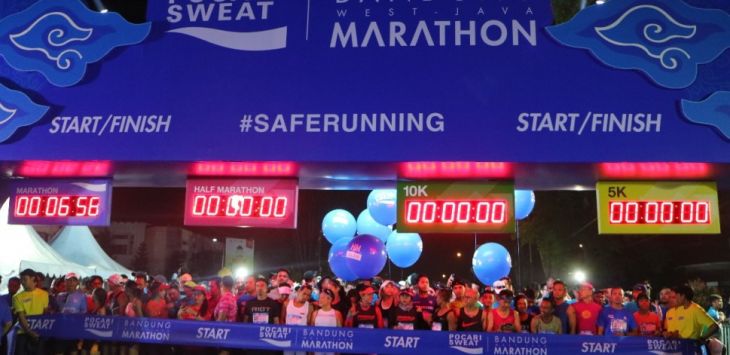 Para peserta Pocari Sweat Bandung West Java Marathon saat start. Foto: damar rd/job12/pojokbandung