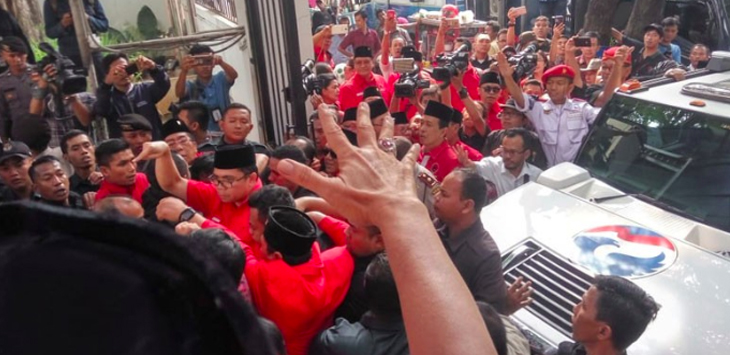 Pendaftaran bacaleg PDIP dan Perindo ricuh di KPU. Foto via Indopos