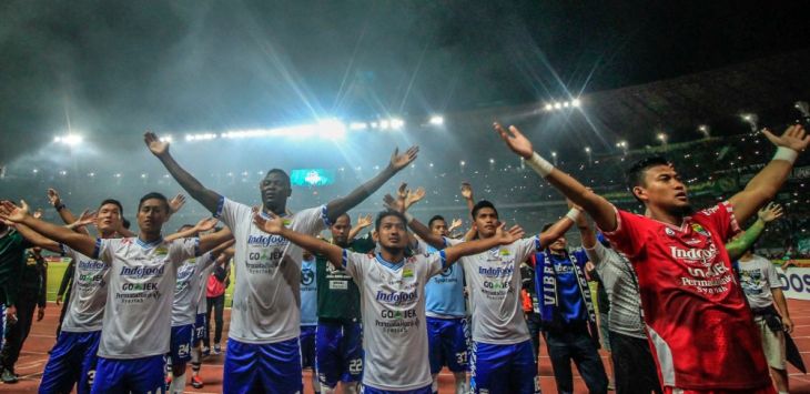 Pemain persib menghampiri bobotoh seusai menaklukan Persebaya Surabaya dalam laga lanjutan Liga 1 Indonesia di Stasion Gelora Bung Tomo, Jawa Timur, Kamis (26/7/2018). Foto:riana setiawan/pojokbandung 