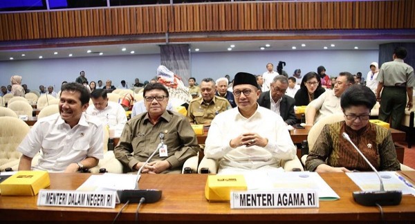 Rapat gabungan komisi di DPR terkait pembahasan honorer K2. Foto: kemendagri/jpnn