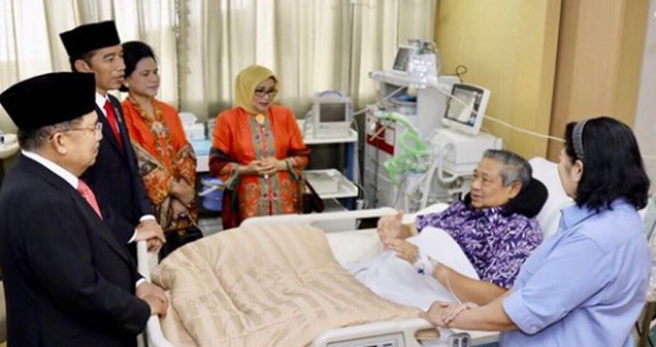 Presiden Joko Widodo dan Wakil Presiden Jusuf Kalla menjenguk Pak SBY. Foto:jpnn