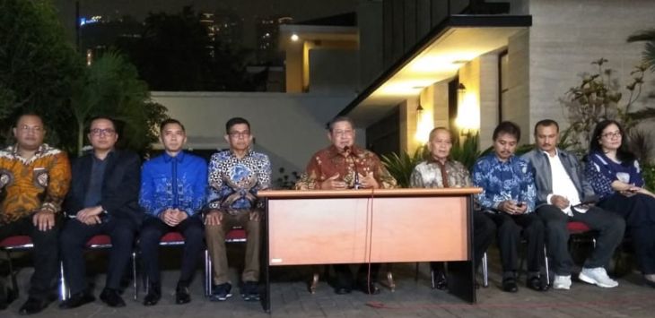 SBY dalam konferensi pers di kediamannya usai bertemu Ketum PAN Zulkifli Hasan, Rabu (25/87/2018)