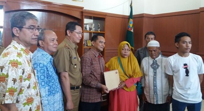 Keluarga EK TKI asal Kampung Babakan Cianjur, Desa Cihampelas, Kecamatan Cihampelas, KBB mendapat asuransi. Foto:rmmoljabar