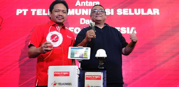 (Ki-Ka) Direktur Sales Telkomsel Sukardi Silalahi dan  Direktur Utama Sisfo Indonesia Nirwan Harahap seusai penandatanganan kerjasama di Jakarta, (24/7/2018). Foto:istimewa