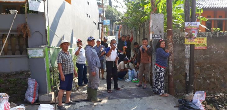 Ketua RW 04 Bapak Suhara saat mangikuti kerja bakti bersama warga di lingkungan 04 Pasirleutik Kabupaten Bandung ,Minggu 29/07/2018.