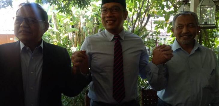 Paslon Sudrajat dan Ahmad Syaikhu bergandengan tangan dengan Ridwan Kamil di Kafe Bali Jalan Riau, Senin (9/7/2018). Foto: Nur Fidhiah Shabrina/pojokbandung