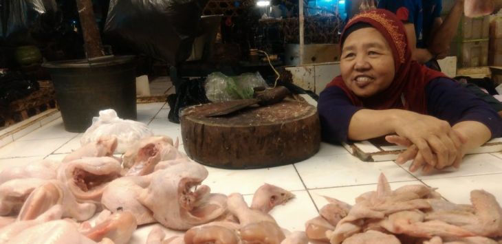 Imas pedagang daging ayam potong di pasar Kosambi, Jalan Ahmad Yani, Kota Bandung, Rabu (18/7/2018). Foto: nur fidhiah shabrina/pojokbandung