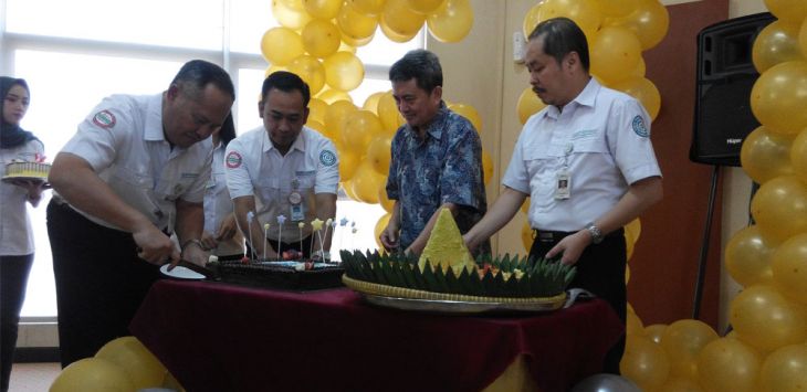 
POTONG KUE: Deputi Direksi BPJS Kesehatan Wilayah Jabar, Mohammad Edison saat potong kue HUT BPJS Kesehatan ke 50,  Minggu (15/7/2018).
( Foto : ASEP RAHMAT/ RADAR BANDUNG)