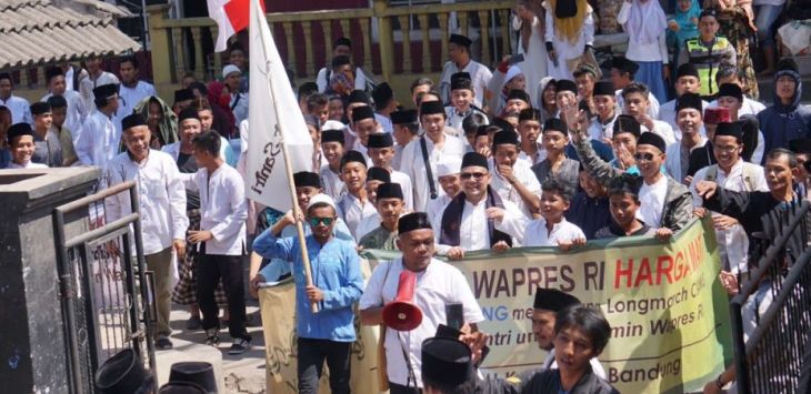 Long mach Banjar-Jakarta laskar  santri untuk Muhaimin Iskandar  (Cak Imin) For Cawapres  tiba di Cicalengka, Selasa (24/7/2018). Foto:Istimewa for pojokbandung