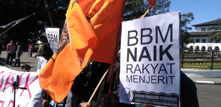 Mahasiswa demo di depan Gedung Sate, Jalan Diponegoro, Kota Bandung, Jumat (6/7/2018).Foto:rmoljabar