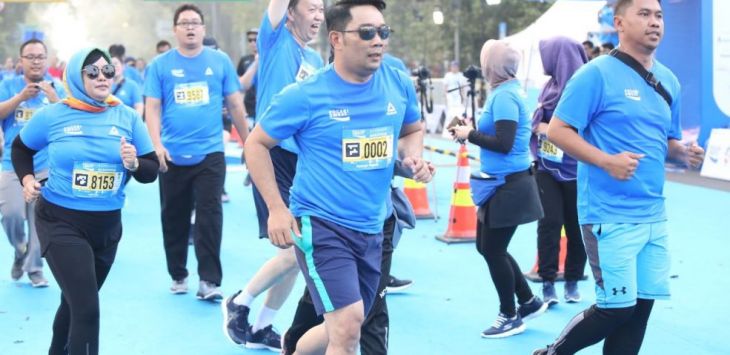 Wali Kota Bandung, Ridwan Kamil, mengikuti Pocari Sweat Bandung West Java Marathon 2018, di Gedung Sate Jalan Dipenogoro, Minggu (22/7/2018). Foto: nur fidhiah shabrina/pojokbandung