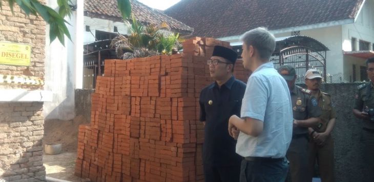 Ridwan Kamil memimpin penyegelan bangunan cagar budaya. Foto: Nur Fidhiah Shabrina