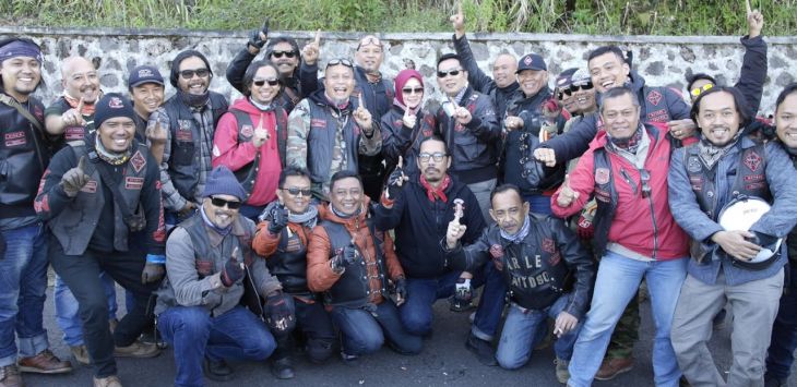 TOURING: Walikota Bandung sekaligus Gubernur Jabar terpilih Ridwan Kamil berfoto bersama Bikers Brotherhood 1% Motorcycle Club. ( Foto : IST
 )