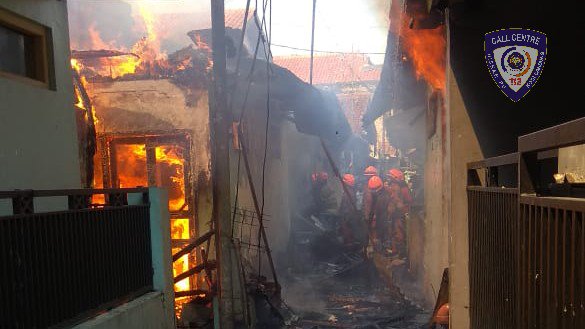 Petugas Pemadam Kebakaran mencoba memadamkan api yang membesar di Gang Wangsadireja nomor 388 RT. 03 RW. 02, Jalan Cikaso Kelurahan Sukamaju, Kota Bandung