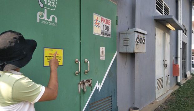 Seorang warga memperlihatkan lokasi penyimpanan genset berkapasitas 1 MW di Kompleks Pemda KBB