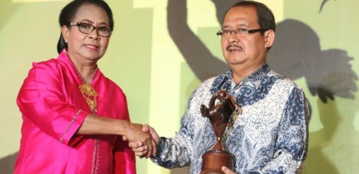 Menteri PPPA RI Prof. DR. Yohana Susana Yembise, menyerahkan langsung penghargaan
KLA Award 2018 yang diterima Kepala Dinas DP2KBP3A Kab Bandung H. Hendi Aryadi Purwanto,. Foto:istimewa

