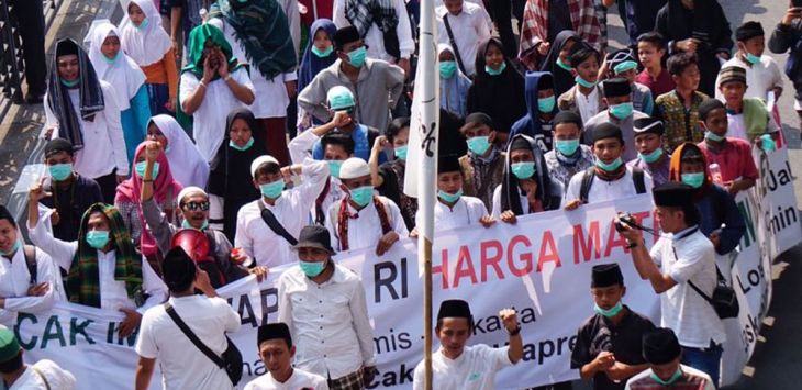 Laskar santri melintasi Gedung Sate Bandung. (Foto : Istimewa)