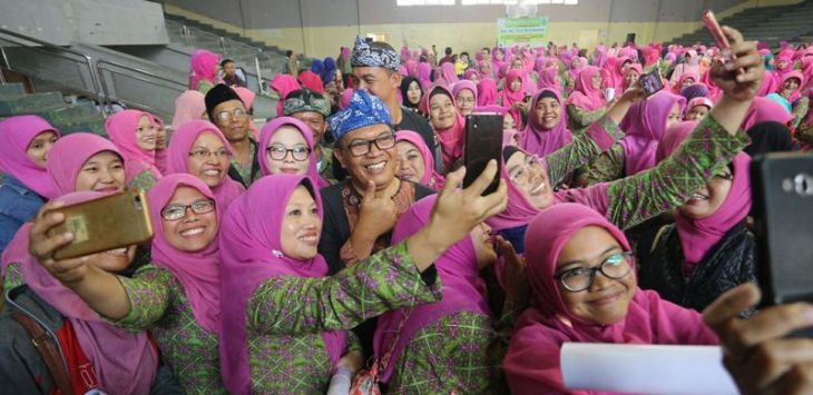 Wakil Wali Kota Bandung, Oded M Danial selfie bersama para guru TKQ/PTQ. Foto: nur fidiah shabrina/pojokbandung