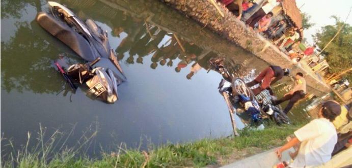 Motor driver ojol yang dilempar ke sungai. (Foto: istimewa)