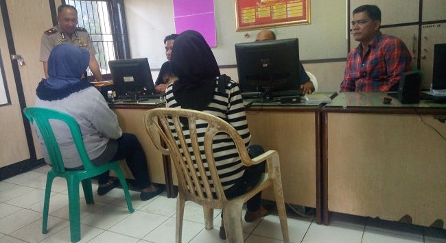 Polisi memeriksa pelaku pencuri tas import. Foto:rmoljabar