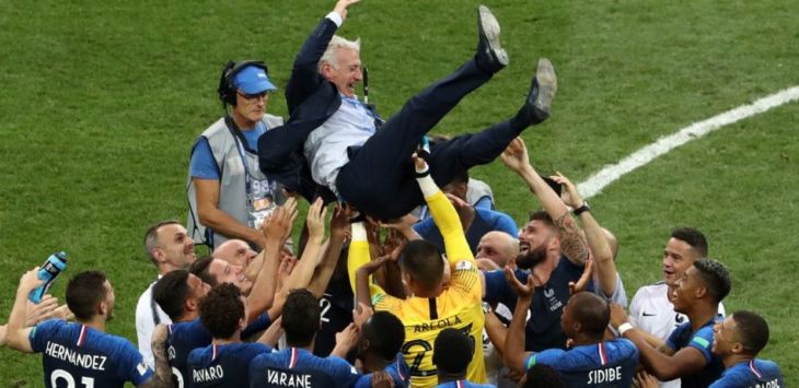 Pemain Prancis mengangkat Didier Deschamps merayakan kemenangan sebagai juara dunia di Piala Dunia 2018