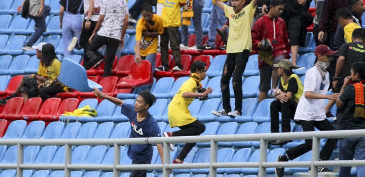 Aksi oknum suporter merusak kursi Stadion Jakabaring saat Sriwijaya FC melawan Arema FC. Foto:antara