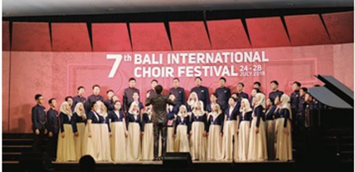 Paduan Suara Mahasiswa  Univesitas Padjadjaran Bandung saat tampil di The 7th Bali International Choir Festival (BICF)