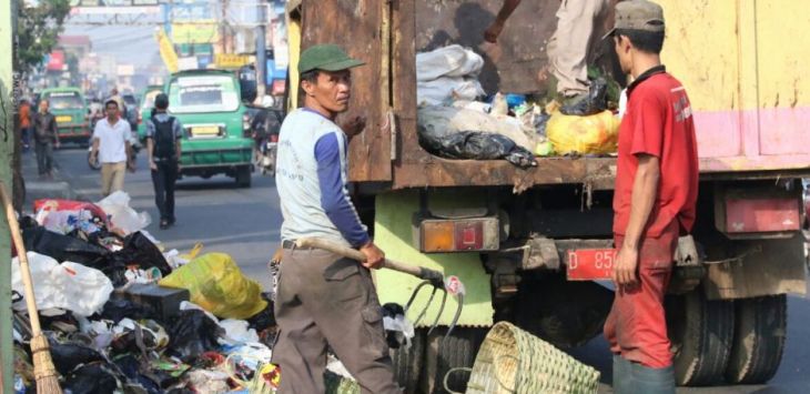 Petugas Dinas Lingkungan Hidup (DLH) membersihkan sampah. Foto:Humas Kab Bandung