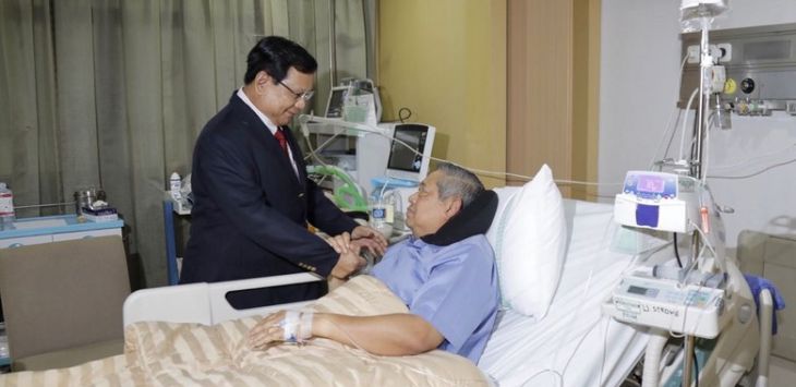 Ketua Umum Partai Gerindra Prabowo Subianto membesuk Ketua Umum Partai Demokrat Susilo Bambang Yudhoyono di RSPAD  Jenderal Gatot Soebroto, Jakarta, Rabu (18/7/2018). Foto:detikcom