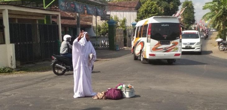 Nenek di Tulungagung salat di tengah persimpangan jalan.Foto:detikcom