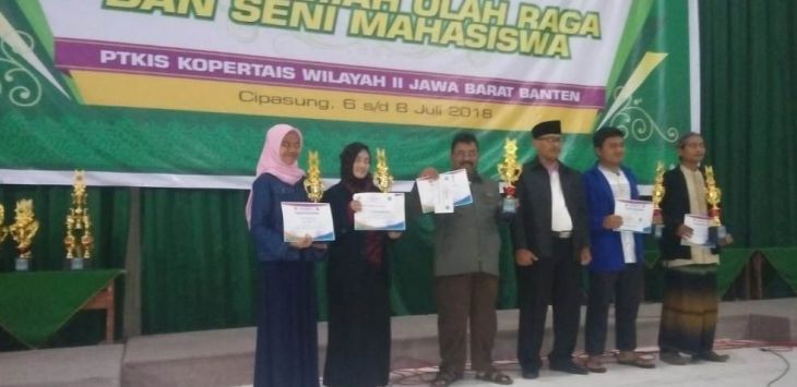 Perwakilan STAIPI Bandung, Abdul Kholik (tiga kiri) menerima piagam penghargaan. Foto:Istimewa