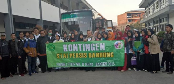 Ketua STAIPI Bandung, Dr. Nurmawan, M.Ag, foto bersama mahasiswa STAIPI Bandung di kampus STAIPI Bandung di Ciganitri, Desa Cipagalo, Kec Bojongsoang, Kab Bandung. Foto:Istimewa