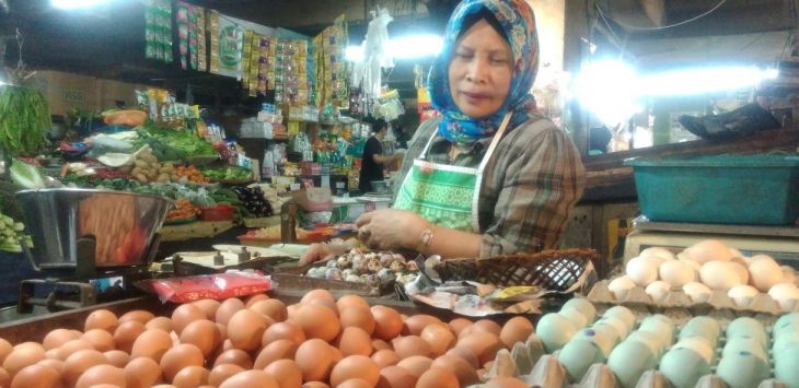 Pedagang telur ayam di Pasar Kosambi, Rus Cahya. Foto : nur fidhiah shabrina/pojokbandung