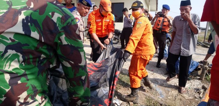 Tim Sar gabungan Cirebon bersama Basarnas Kantor SAR Bandung, berhasil menemukan korban.  Foto:rmoljabar