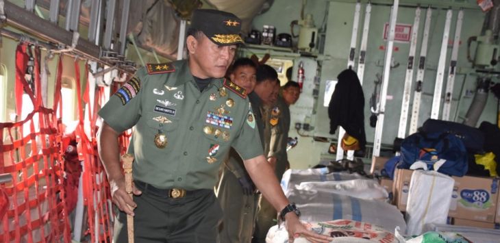 Pangdam III/Siliwangi Mayjen TNI Besar Harto Karyawan, S.H, M.Tr (Han)  mengecek bantuan bencana alam Lombok Kodam III/Siliwangi di Bandara Hussein Sastranegara Kota Bandung, Kamis (23/8/2018). Foto: Pendam III/Siliwangi