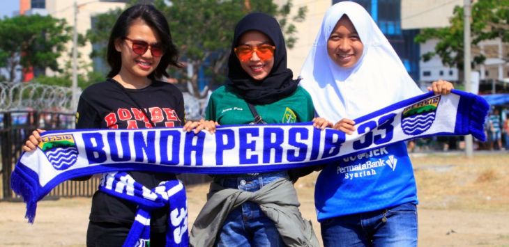 Para Bobotoh Geulis saat mendukung Persib. Foto:Riana Setiawan/Radar Bandung/Pojokbandung 