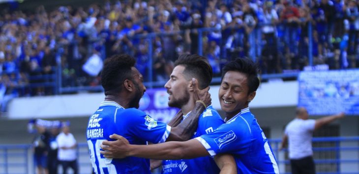 Trio Persib merayakan gol ke gawang Sriwijaya FC, belum lama ini. Foto:Riana Setiawan/Pojokbandung