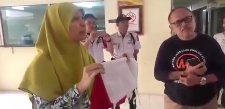 Emak-emak tunukkan bendera merah putih dicopot di Kalibata City