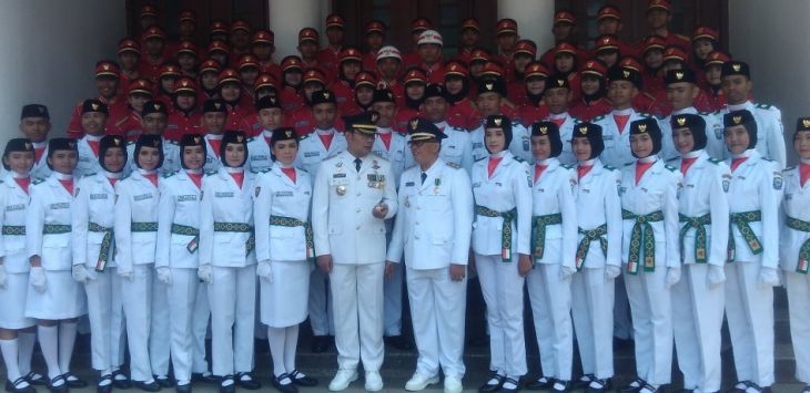 Walikota Bandung, Ridwan Kamil didampingi Wakil Walikota Bandung, Oded M.Danial bersama Paskibraka. Foto: Nur Fidhiah Shabrina/Pojokbandung 