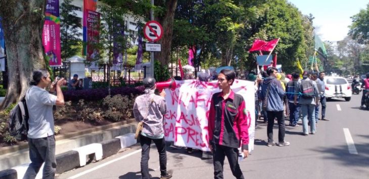 Forum Mahasiswa Pejuang Demokrasi (FMPD) melakukan aksi jalan mundur di depan Gedung Sate, Jl Diponegoro,  Kamis (16/8/2018).Foto:Istimewa