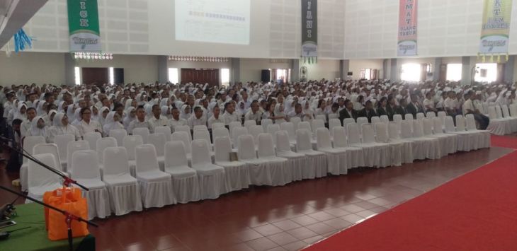 Ratusan mahasiswa baru saat mengikuti pengukuhan di Kampus Unjani Kota Cimahi. Jalan Terusan Sudirman Kota Cimahi Senin (27/8). ( Photo : WHISNU PRADANA/RADAR BANDUNG )