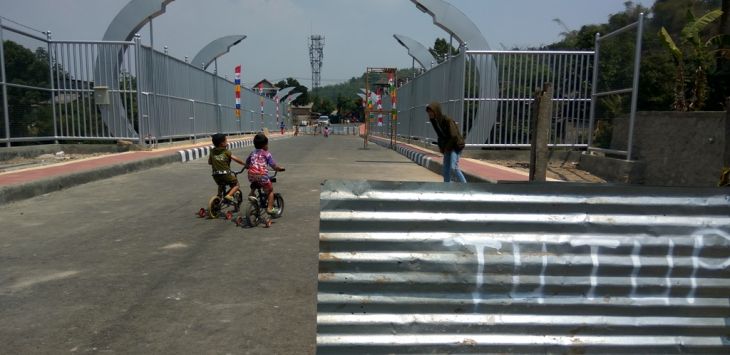 – BERMAIN : Anak-anak memanfaatkan flyover yang belum dioperasikan untuk bermain. ( foto : WHISNU PRADANA )