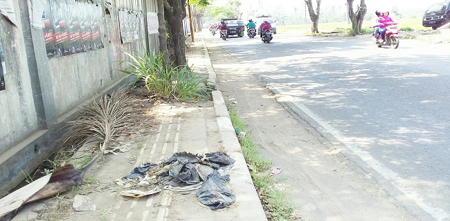 TAK TERURUS: Kondisi trotoar di sejumlah rusa jalan dari Kecamatan Baleendah menuju Kecamatan Soreang Kabupaten Bandung sangat memprihatinkan.