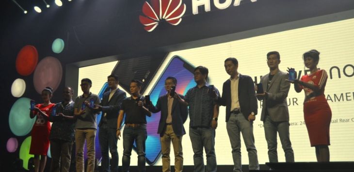 Deputy Country Director Huawei Device Indonesia, Mr. Lo Khing Seng, bersama para unsur pimpinan Huawei lainnya, mengenalkan Huawei Nova 3i kepada para wartawan di Hotel Raffles Jakarta, Selasa, (31/8/2018).