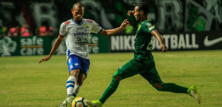 Kapten Persib Supardi Nasir duel dengan pemain Persebaya. Foto:Riana Setiawan/Radar Bandung/Pojokbandung 