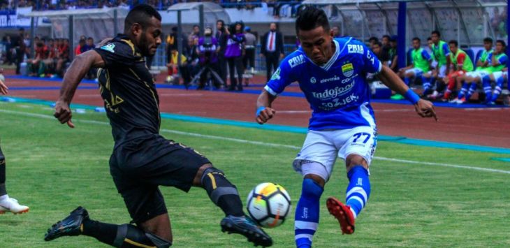 Gelandang Persib, Gozo berduel dengan pemain Sriwijaya. Foto:Riana Setiawan/Radar Bandung/Pojokbandung 