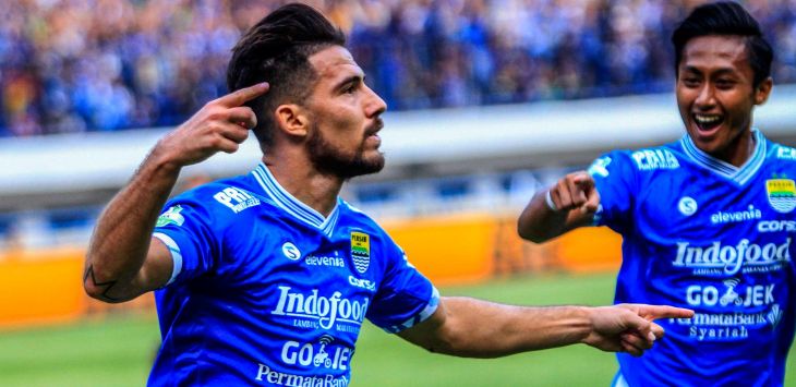 Pemain Persib Bandung Jonathan Bauman  dan Agung Mulyadi merayakan gol ke gawang Sriwijaya FC pada lanjutan Liga 1 di Stadion GBLA, Kota Bandung, Sabtu (4/8/2018). Foto:R iana Setiawan/Pojokbandung