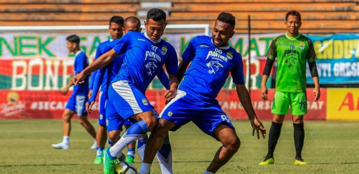 Patrich Wanggai bersama pemain Persib lainya mengikuti sesi latihan di Stadion Gelora Bung Tomo (GBT), Jawa Timur, Rabu (25/7/2018). Foto:riana setiawan/pojokbandung