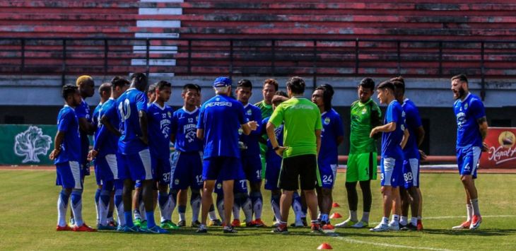 Pelatih Persib, Mario Gomez memberi arahan kepada para pemain Persib Bandung. Foto:riana setiawan/pojokbandung